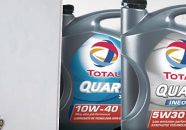 Refinor avanza con su apuesta en la mejora de la experiencia del cliente en su red de Centros de Servicios y presenta un nuevo acuerdo comercial con Total Especialidades Argentina a través de su marca de lubricantes TOTAL QUARTZ.
