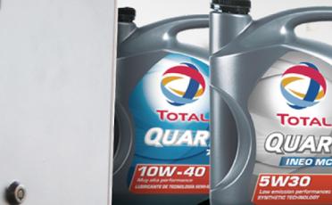 Refinor avanza con su apuesta en la mejora de la experiencia del cliente en su red de Centros de Servicios y presenta un nuevo acuerdo comercial con Total Especialidades Argentina a través de su marca de lubricantes TOTAL QUARTZ.

